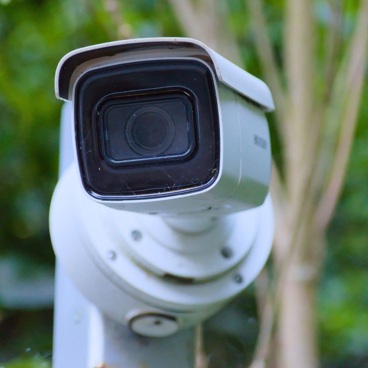 Caméra de vidéosurveillance moderne, exemple de technologie utilisée dans le secteur de la sécurité privée.